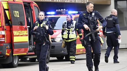Polizei und Rettungswagen sind an einer Schule im Einsatz. Gut zwei Monate nach einem Messerangriff mit mehreren Verletzten an einem Wuppertaler Gymnasium hat die Staatsanwaltschaft Anklage gegen einen 17-Jährigen erhoben.