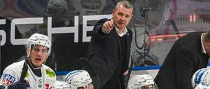 Serge Aubin zeigt seinen Spieler klar auf, was er von ihnen verlangt.