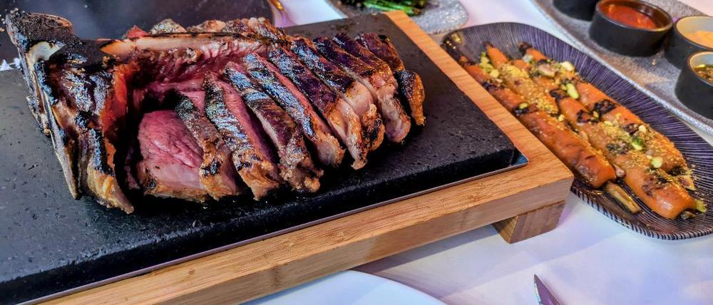 Posterhouse-Steak für zwei mit Beilagen.