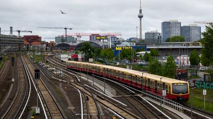 20.04.2024, Berlin: Wolken ziehen über Berlin während eine S-Bahn in Richtung Ostbahnhof fährt. Foto: Christophe Gateau/dpa +++ dpa-Bildfunk +++