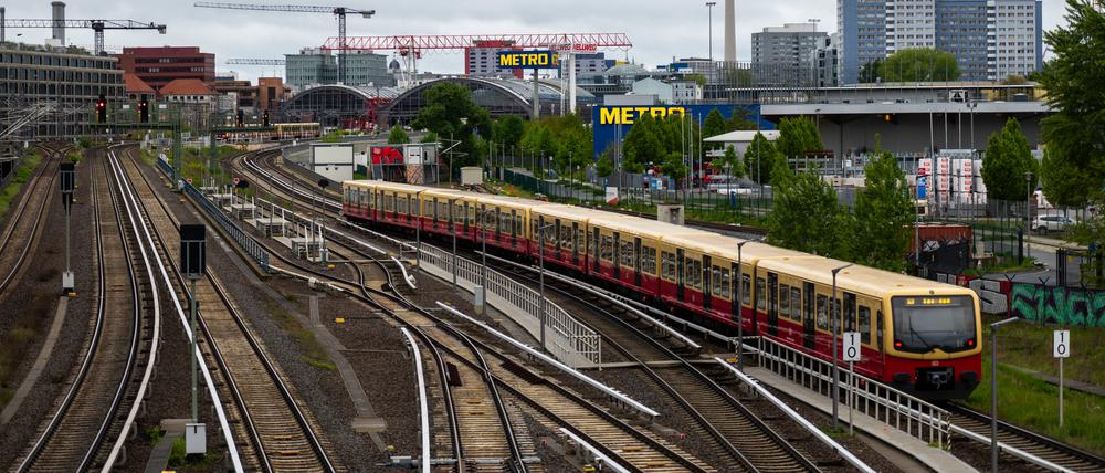 20.04.2024, Berlin: Wolken ziehen über Berlin während eine S-Bahn in Richtung Ostbahnhof fährt. Foto: Christophe Gateau/dpa +++ dpa-Bildfunk +++