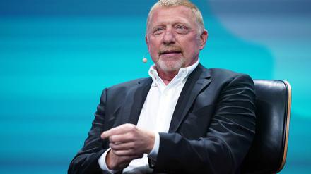 Boris Becker, ehemaliger Tennis-Spieler, sitzt auf der Bühne der Digital-Messe OMR in den Messehallen. 
