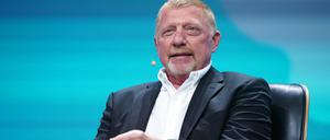 Boris Becker, ehemaliger Tennis-Spieler, sitzt auf der Bühne der Digital-Messe OMR in den Messehallen.
