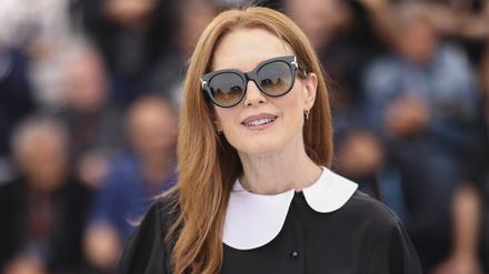 ARCHIV - 21.05.2023, Frankreich, Cannes: Julianne Moore, Schauspielerin aus den USA, steht beim Fototermin für den Film «May December» bei den 76. Internationalen Filmfestspielen in Cannes. (zu dpa: «Dreharbeiten mit Julianne Moore und James McAvoy in Babelsberg») Foto: Vianney Le Caer/Invision/AP/dpa +++ dpa-Bildfunk +++
