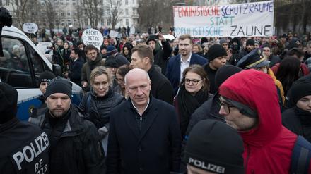 Der Regierende Bürgermeister Kai Wegner und Verkehrssenatorin Manja Schreiner (beide CDU) gehen begleitet von Demonstranten durch den Görlitzer Park.