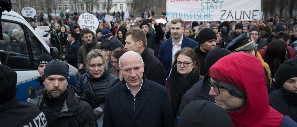 Der Regierende Bürgermeister Kai Wegner und Verkehrssenatorin Manja Schreiner (beide CDU) gehen begleitet von Demonstranten durch den Görlitzer Park.
