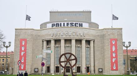 ARCHIV - 28.02.2024, Berlin: «Pollesch» steht auf dem Banner, das über der Volksbühne aufgehängt ist. Der Intendant der Volksbühne R. Pollesch ist am Montag, den 26.2.2024, überraschend gestorben. (zu dpa: «Volksbühne erinnert mit Gedenkfeier an verstorbenen Intendanten») Foto: Annette Riedl/dpa +++ dpa-Bildfunk +++