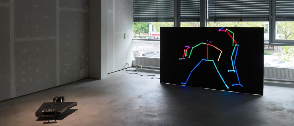 Reduzierte Körperbilder in Jonas Roßmeißls Videoarbeit „Gewaltvideo“.