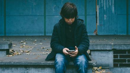 Wann sollten Kinder das erste Smartphone bekommen, welches Modell ist geeignet und was können Eltern tun, um ihr Kind zu schützen?