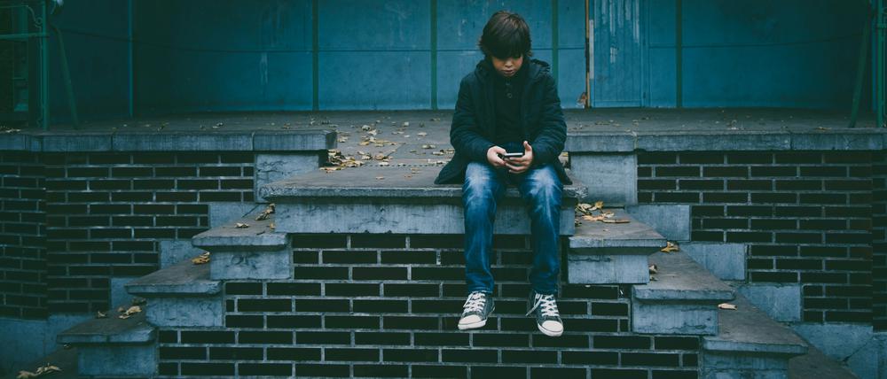 Wann sollten Kinder das erste Smartphone bekommen, welches Modell ist geeignet und was können Eltern tun, um ihr Kind zu schützen?