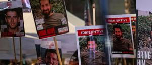 Israelis blockieren eine Hauptstraße, während Demonstranten die Freilassung der im Gazastreifen festgehaltenen Geiseln fordern.