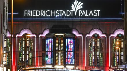 Der Friedrichstadt-Palast ist während der Premiere der Grand Show „Falling - In Love“ festlich beleuchtet. (Archivbild)