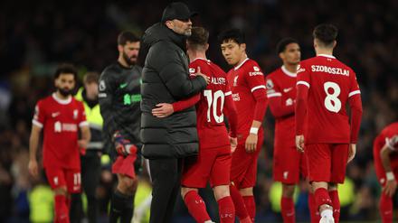 Jürgen Klopp und enttäuschte Liverpooler Spieler nach dem 0:2 in Everton.