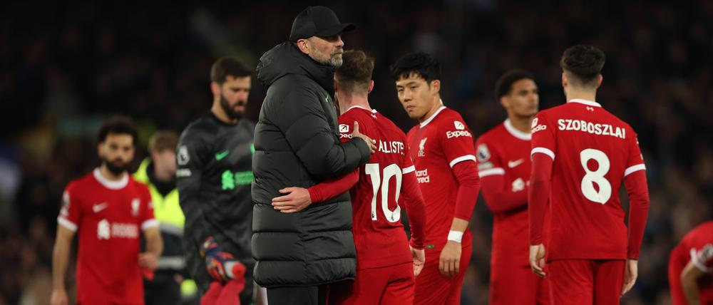 Jürgen Klopp und enttäuschte Liverpooler Spieler nach dem 0:2 in Everton.