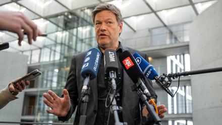 Robert Habeck (Bündnis 90/Die Grünen), Bundesminister für Wirtschaft und Klimaschutz, gibt ein Pressestatement nach der Sitzung des Asusschusses für Klimaschutz und Energie sowie für Umwelt. 