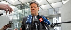 Robert Habeck (Bündnis 90/Die Grünen), Bundesminister für Wirtschaft und Klimaschutz, gibt ein Pressestatement nach der Sitzung des Asusschusses für Klimaschutz und Energie sowie für Umwelt. 