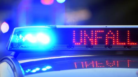 Bei einem Unfall in Berlin-Kaulsdorf wurde am Montagnachmittag eine 13-jährige Radfahrerin lebensgefährlich verletzt. 