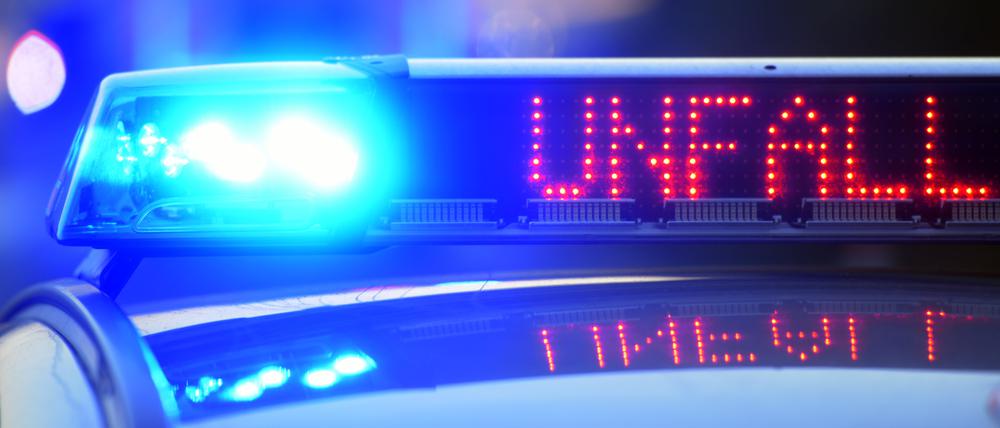 Bei einem Unfall in Berlin-Kaulsdorf wurde am Montagnachmittag eine 13-jährige Radfahrerin lebensgefährlich verletzt.