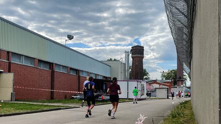 Teilnehmer am 6. Berliner 10-km-Lauf für Gefangene sind auf dem Gelände der JVA Plötzensee unterwegs. (Archivbild)