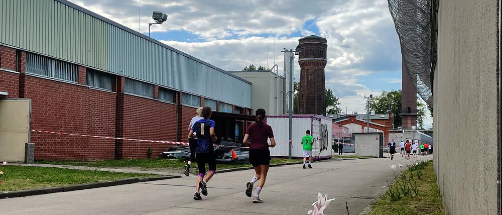 Teilnehmer am 6. Berliner 10-km-Lauf für Gefangene sind auf dem Gelände der JVA Plötzensee unterwegs. (Archivbild)