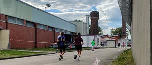 Teilnehmer am 6. Berliner 10-km-Lauf für Gefangene sind auf dem Gelände der JVA Plötzensee unterwegs. (Archivbild)