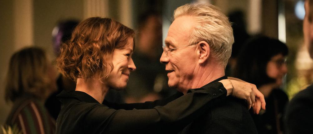 Max Ballauf (Klaus J. Behrendt) in Love mit Nicola Koch (Jenny Schily).