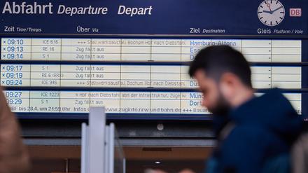 Auf der Anzeigetafel im Hauptbahnhof in Bochum werden Zugausfälle und Zugumleitungen angezeigt.