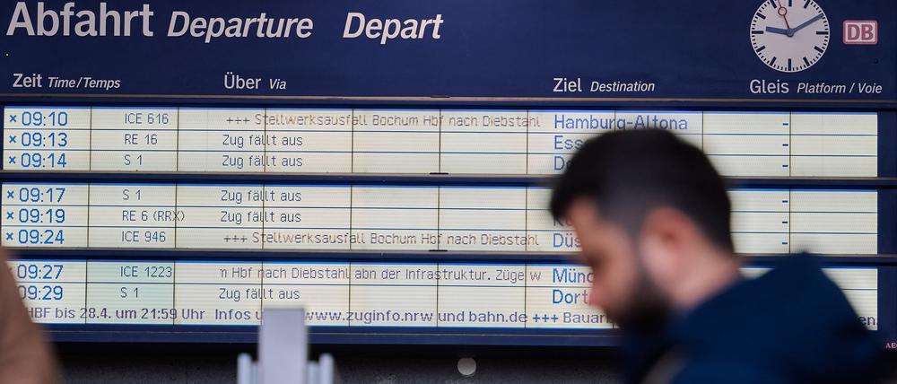 Auf der Anzeigetafel im Hauptbahnhof in Bochum werden Zugausfälle und Zugumleitungen angezeigt.