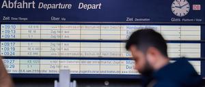 Auf der Anzeigetafel im Hauptbahnhof in Bochum werden Zugausfälle und Zugumleitungen angezeigt.