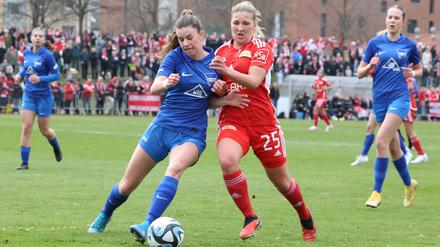 Auch beim Spiel am Sonntag wollen Union und Hertha sich wieder enge Duelle liefern, wie im Pokal-Viertelfinale zwischen Anouk Westphal (links) und Dina Orschmann (rechts).