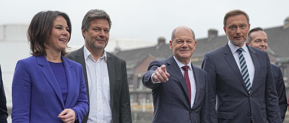 Bild aus besseren Zeiten: Annalena Baerbock, Robert Habeck (beide Grüne), Olaf Scholz (SPD), Christian Lindner (FDP) und Volker Wissing (früher FDP, jetzt parteilos) nach Unterzeichnung des Koalitionsvertrages.