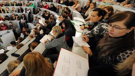 Der Hörsaal ist voll, aber der Geldbeutel der Studierenden: leer. Auf dem Campus sind aber auch Tauschbörsen und Aktivitäten, die kaum oder wenig kosten, zu finden.