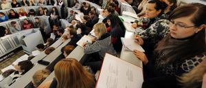 Der Hörsaal ist voll, aber der Geldbeutel der Studierenden: leer. Auf dem Campus sind aber auch Tauschbörsen und Aktivitäten, die kaum oder wenig kosten, zu finden.
