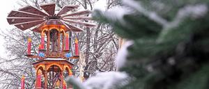 Blauer Lichterglanz in der Brandenburger Straße in Potsdam 2023.