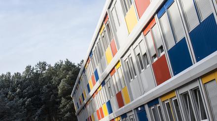 Ein Containergebäude von außen (Symbolbild)