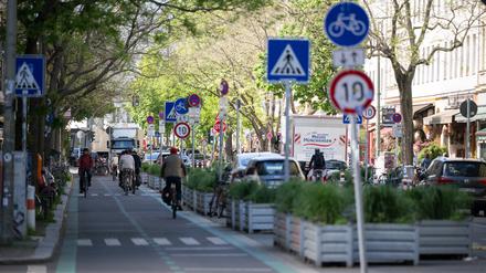 Geschützter Radweg in einer Berliner Straße.