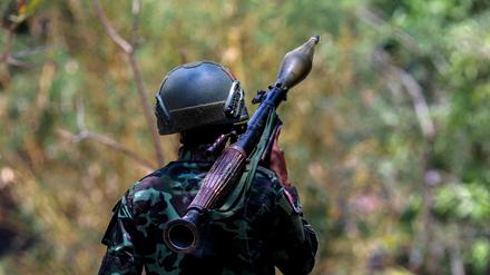 Krieg gegen Myanmars Militärjunta: Ein Kämpfer der „Karen National Liberation Army“ (KNLA) in einem Dorf nahe der Hafenstadt Myawaddy.