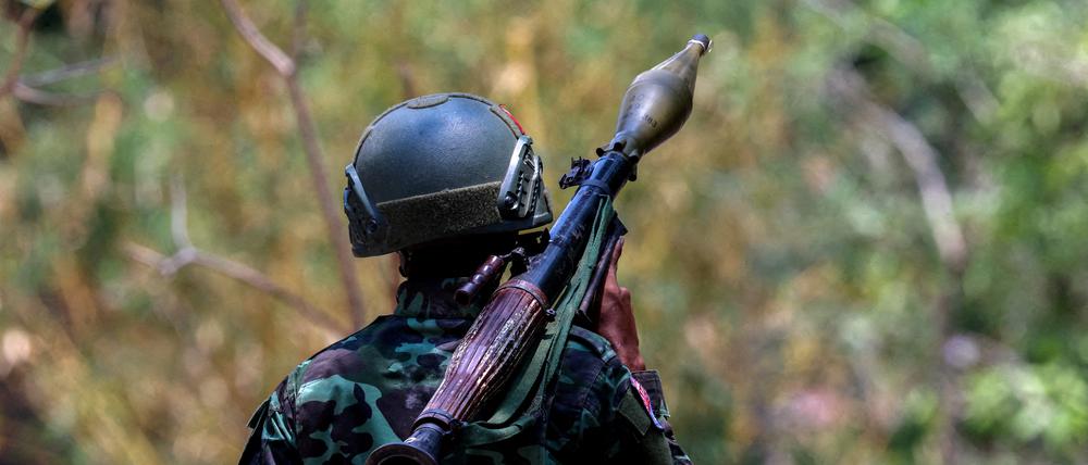 Krieg gegen Myanmars Militärjunta: Ein Kämpfer der „Karen National Liberation Army“ (KNLA) in einem Dorf nahe der Hafenstadt Myawaddy.
