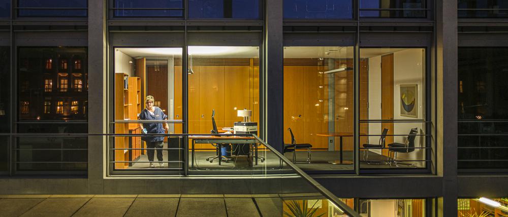 Reinigungskraft im Regierungsviertel: hier werden frühmorgens Büros im Marie-Elisabeth-Lüders-Haus geputzt.