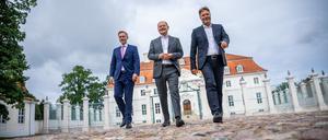 Bundeskanzler Olaf Scholz (SPD, M), Christian Lindner (FDP, l), Bundesminister der Finanzen, und Robert Habeck (Bündnis 90/Die Grünen), Bundesminister für Wirtschaft und Klimaschutz, würden turnusgemäß noch bis zum Herbst 2025 regieren.