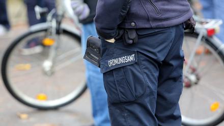 Mitarbeiter von Berliner Ordnungsämtern erleben immer wieder Angriffe. Ein Fall in Pankow hat Folgen.