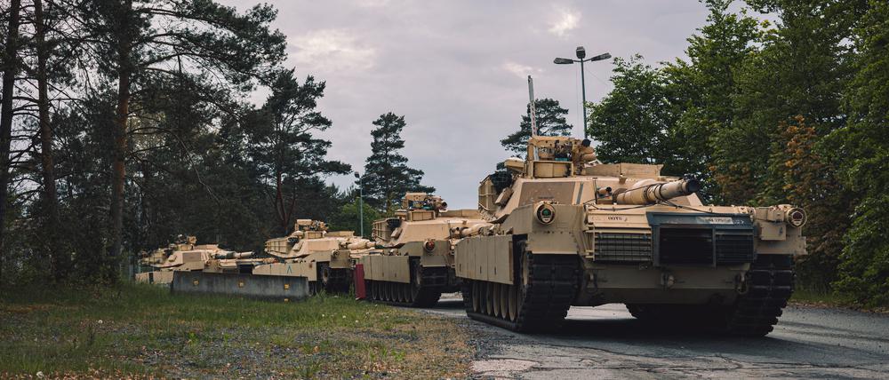 US-Panzer vom Typ M1A1 Abrams, die für die Ausbildung der Streitkräfte der Ukraine benötigt werden, warten auf den Transport zu den Übungsplätzen in Grafenwöhr, Deutschland.