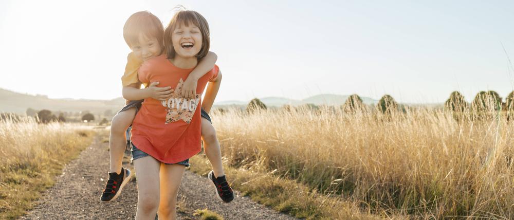 Kinder spielen auf einem Feld.