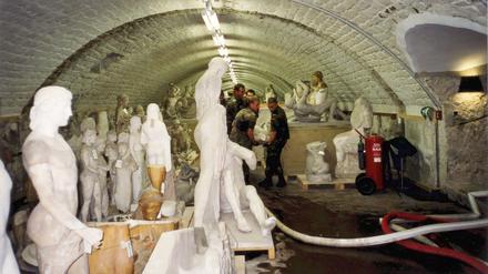 Bergung der Gipsabguss-Sammlung in den Katakomben des Albertinums in Dresden durch die Bundeswehr. Die mangelnde Koordination wurde später von einer Kommission der sächsischen Staatsregierung kritisiert.