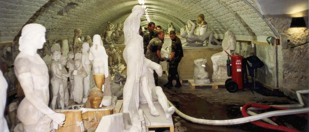 Bergung der Gipsabguss-Sammlung in den Katakomben des Albertinums in Dresden durch die Bundeswehr. Die mangelnde Koordination wurde später von einer Kommission der sächsischen Staatsregierung kritisiert.