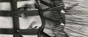 Bei einer ihren frühen Performances legte Rebecca Horn eine Bleistiftmaske an und begann, an der Wand zu zeichnen (Foto von 1972).