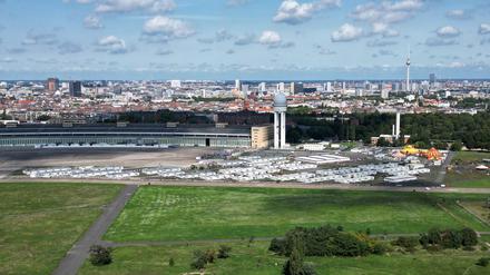 Die sogenannten Tempohomes, Wohncontainer für Geflüchtete, stehen vor dem früheren Hangar auf dem Tempelhofer Feld. 