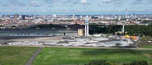 Die sogenannten Tempohomes, Wohncontainer für Geflüchtete, stehen vor dem früheren Hangar auf dem Tempelhofer Feld. Das riesige Flugfeld vom ehemaligen Flughafen Tempelhof ist vor dem Hintergrund der Wohnungsnot wieder im Gespräch. Der schwarz-rote Senat will einen internationalen städtebaulichen Wettbewerb zu einer möglichen Randbebauung der innerstädtischen Freifläche starten (Aufnahme mit einer Drohne).