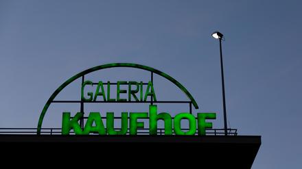 ARCHIV - 19.06.2020, Nordrhein-Westfalen, Köln: "Der Schriftzug "Galeria Kaufhof" leuchtet auf dem Dach einer Filiale.  (zu dpa: «Galeria Karstadt Kaufhof schließt 16 seiner 92 Filialen») Foto: Rolf Vennenbernd/dpa +++ dpa-Bildfunk +++
