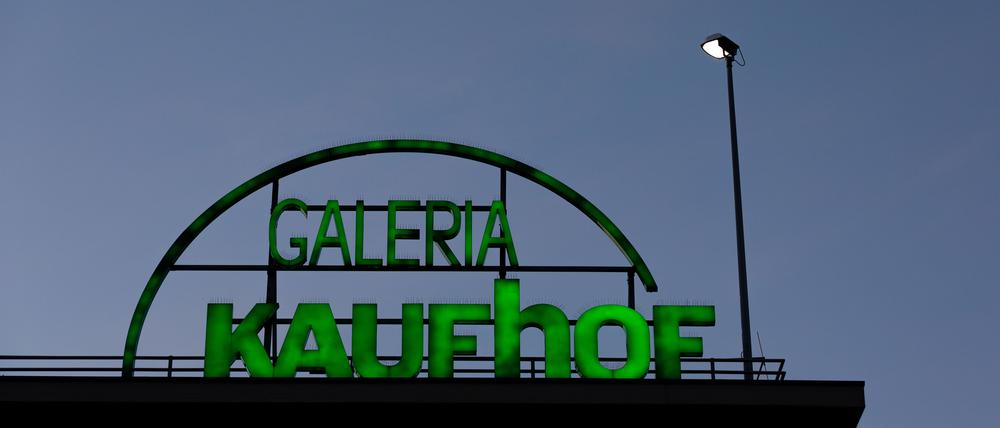ARCHIV - 19.06.2020, Nordrhein-Westfalen, Köln: "Der Schriftzug "Galeria Kaufhof" leuchtet auf dem Dach einer Filiale.  (zu dpa: «Galeria Karstadt Kaufhof schließt 16 seiner 92 Filialen») Foto: Rolf Vennenbernd/dpa +++ dpa-Bildfunk +++